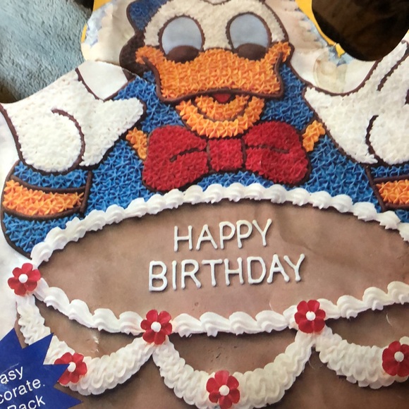 Vintage Wilton Disney Donald Duck with Birthday Cake Pan (502-3681, 1983) - Picture 6 of 7